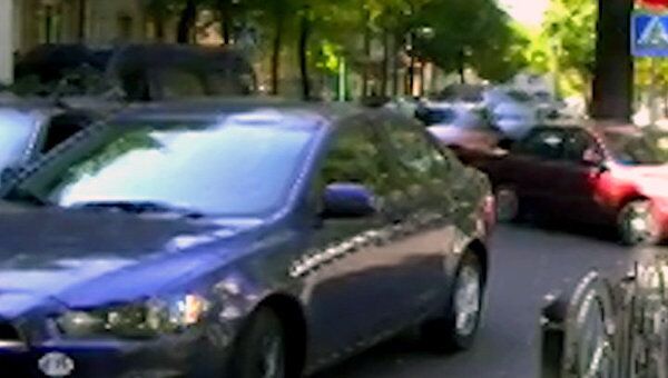 Брестские автомобилисты объезжали пробку по тротуару