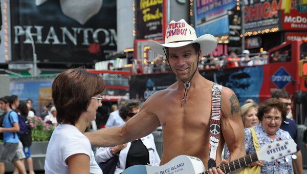 Самый известный персонаж Таймс-сквер в Нью-Йорке уличный музыкант Роберт Берк, известный больше по псевдониму Голый Ковбой