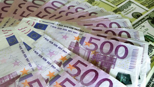 Доллар дешевеет к евро на негативной статистике по США