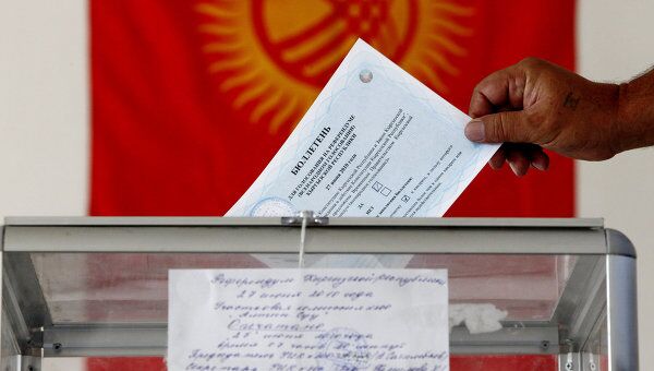 Урна для голосования в Киргизии. Архив