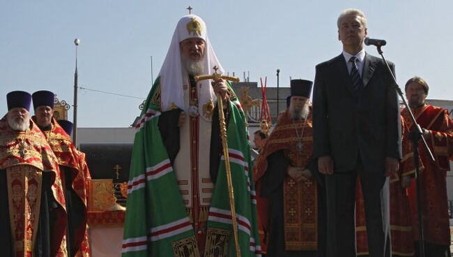 Патриарх Московский и Всея Руси Кирилл и мэр Москвы Сергей Собянин (слева направо) принимают участие в церемонии закладки камня в основание храма Святых Равноапостольных Мефодия и Кирилла на улице Мельникова. Архивное фото