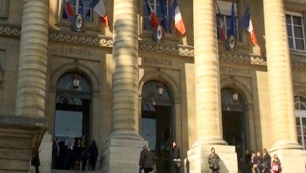 Суд против Жака Ширака продолжится без его участия