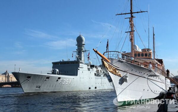 Яхта королевы Дании и датский фрегат пришвартовались в Петербурге