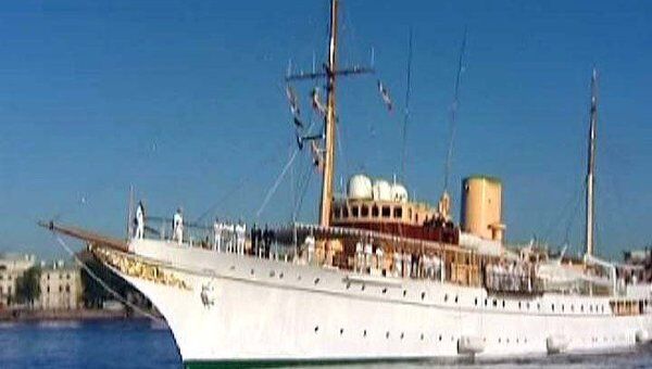 Яхту королевы Дании в Петербурге встретили с военным оркестром   