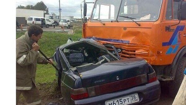 КамАЗ столкнулся с легковушкой в Иркутской области