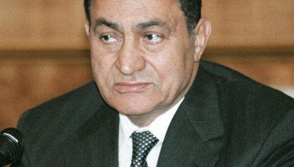 Хосни Мубарака доставили к залу суда на вертолете    