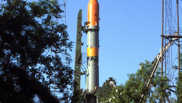 Ракета на стартовой площадке космодрома. Архив