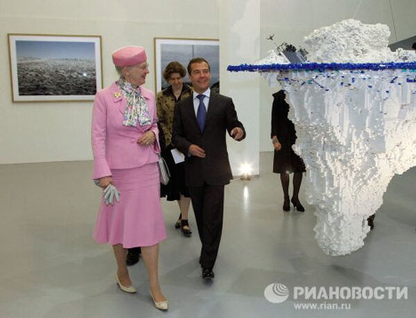 Президент РФ и королева Дании открыли фотовыставку Арктика в Москве
