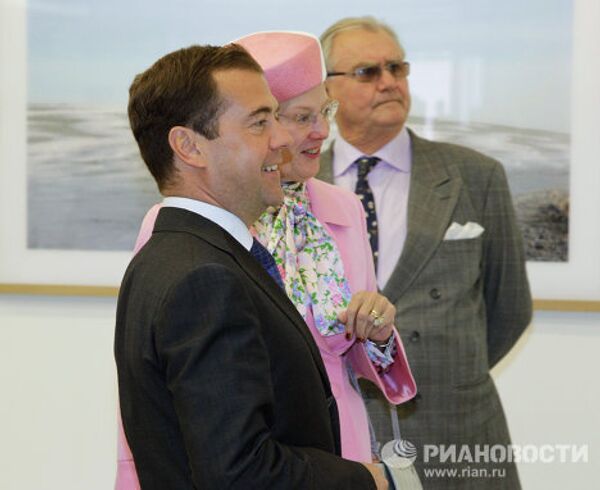 Президент РФ и королева Дании открыли фотовыставку Арктика в Москве
