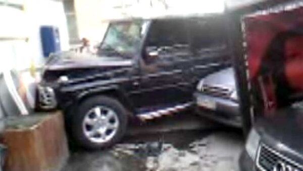 Mercedes вылетел на тротуар и сбил трех пешеходов в центре Москвы