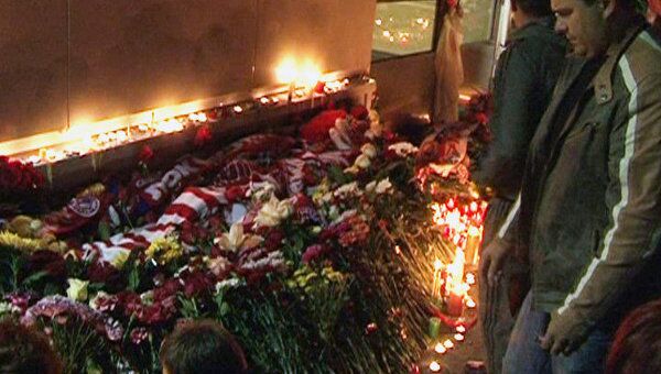 В Ярославле и Минске горожане несут цветы в память о погибших хоккеистах