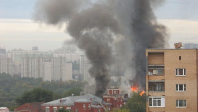 На западе Москвы загорелась швейная фабрика