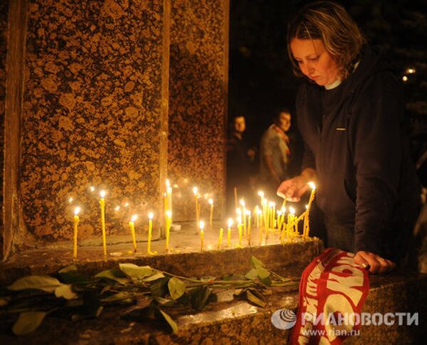 Жители Ярославля почтили память погибших хоккеистов