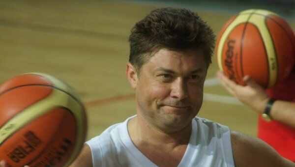 Прохоров и Дворкович сразились на баскетбольной площадке 