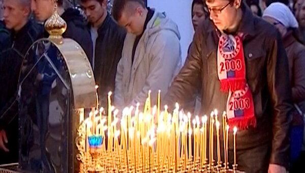 Сотни людей пришли на панихиду по погибшим хоккеистам Локомотива