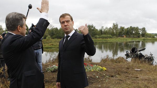 Президент РФ Д.Медведев возложил цветы на месте крушения самолета Як-42 под Ярославлем