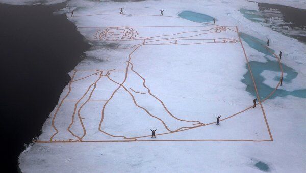 Ирландский художник Джон Квигли (John Quigley) воспроизвел из медных листов копию шедевра Леонардо да Винчи Витрувианский человек на Арктических льдах в проливе Фрама