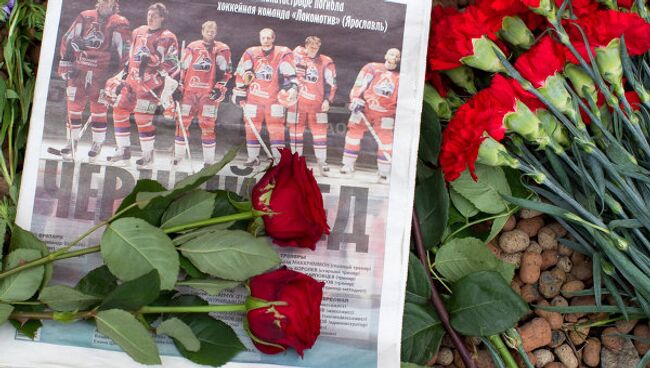 Возложение цветов к посольству Чехии в память о погибших хоккеистах ярославского Локомотива
