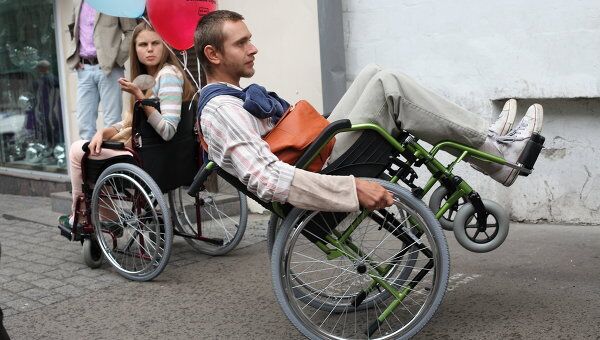 Звезды проехали по Москве на инвалидных колясках