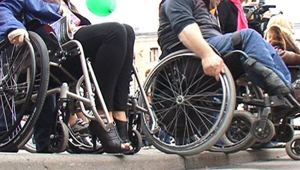 Прогулка на инвалидных колясках не под силу даже физически крепким людям 