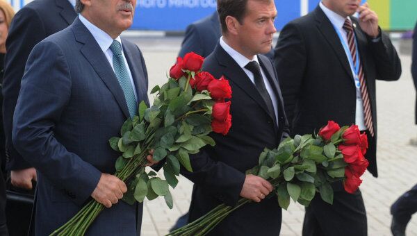 Президенты России и Турции Д.Медведев и А.Гюль возложили цветы у стадиона Арена-2000