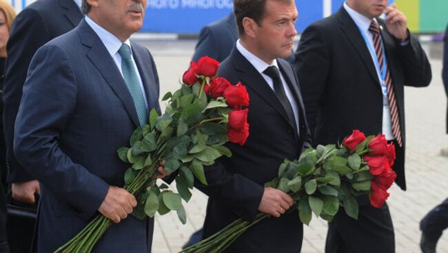 Президенты России и Турции Д.Медведев и А.Гюль возложили цветы у стадиона Арена-2000