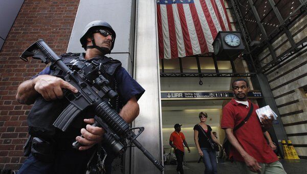 Полиция Нью-Йорка патрулирует улицы города в преддверии годовщины терактов 11 сентября 2001 г