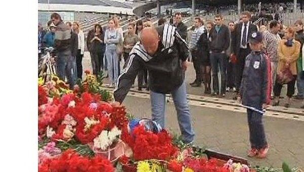 Тысячи людей почтили память хоккеистов Локомотива в Минске