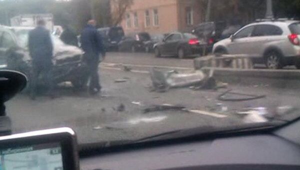 Три автомобиля столкнулись в центре Москвы, есть пострадавшие
