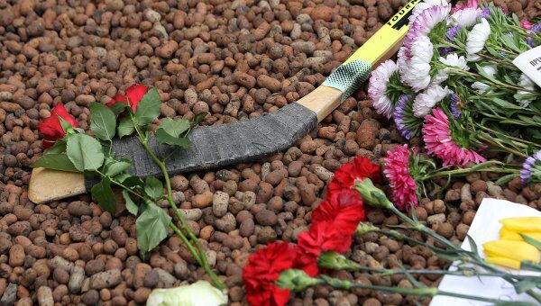 Возложение цветов в память о погибших хоккеистах Локомотива