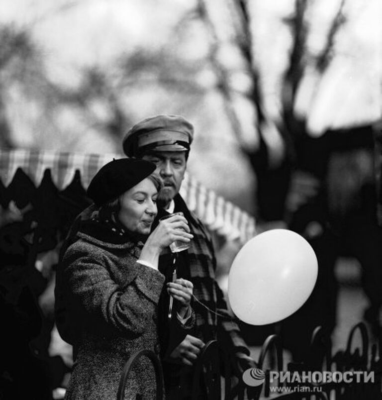 Актеры А. Демидова и А. Попов в фильме Дневные звезды