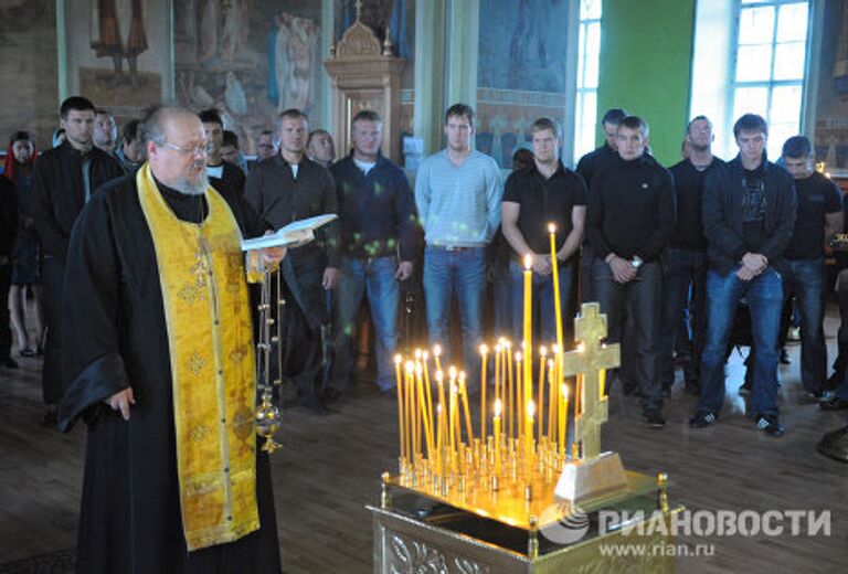 Игроки ХК Трактор (Челябинск) на панихиде по погибшим хоккеистам ярославского Локомотива