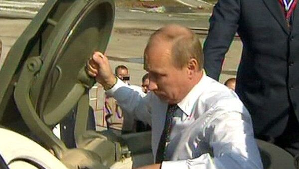 Путин на выставке вооружений попробовал себя в роли командира танка