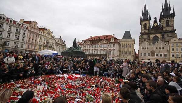 Траурные мероприятия в память о погибших в авиакатастрофе хоккеистах ярославского Локомотива проходят в Праге