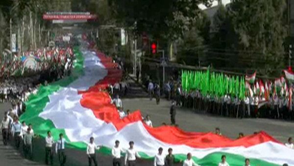 В Душанбе показали самый большой флаг и форму от Валентина Юдашкина   
