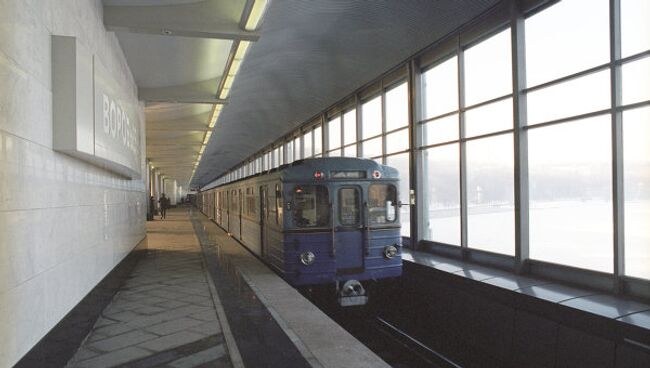 На станции московского метро Воробьевы горы. Архив