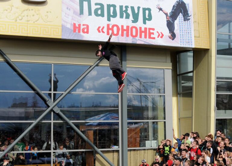 Прыжок с павильона «Юноны» высотой 10 метров.