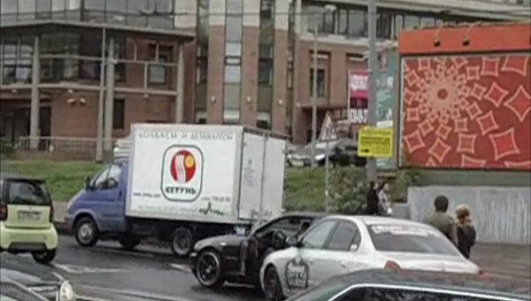 Авария с участие трех автомобилей блокировала движение трамваев