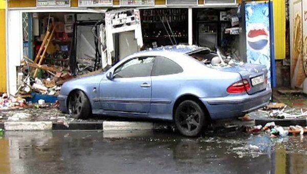  Mercedes проломил торговый киоск в Москве, продавец палатки погиб на месте 