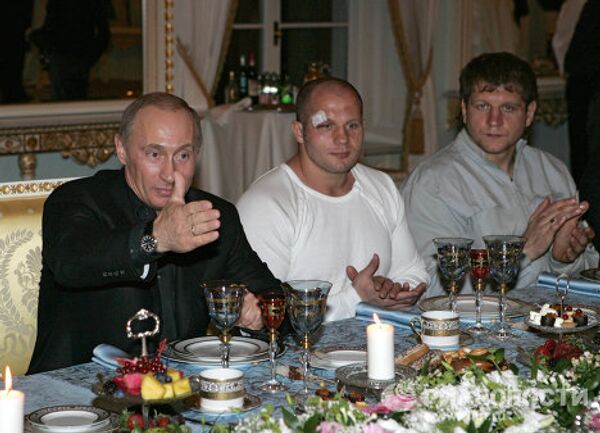 Братья Федор (в центре) и Александр (справа) Емельяненко на приеме у Владимира Путина
