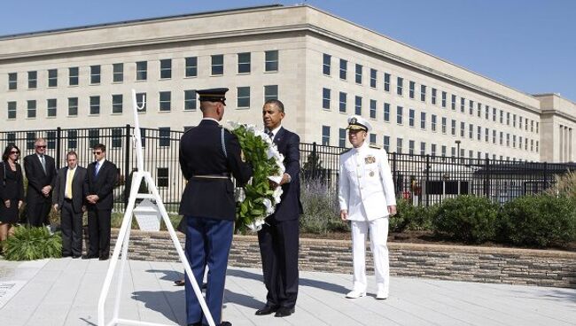 Барак Обама у мемориала в Пентагоне