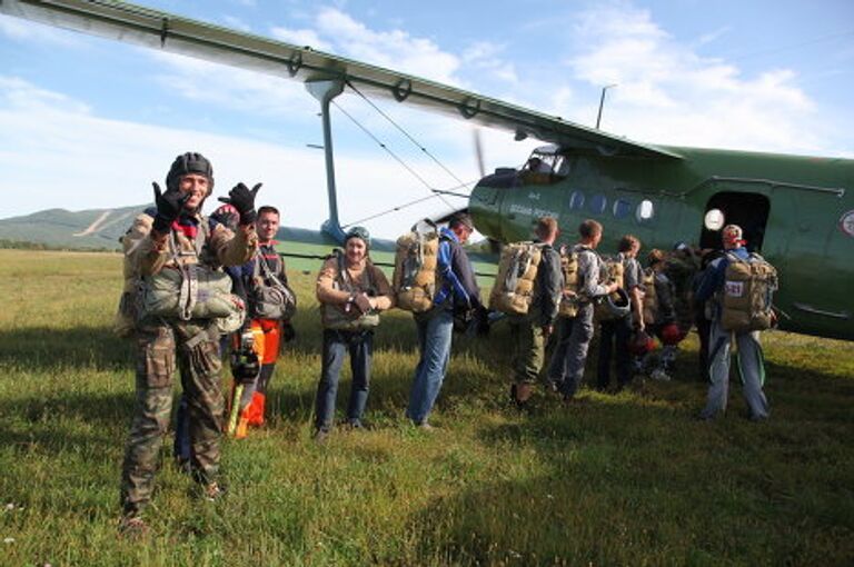 Посадка в самолет участников  прыжков с купольными парашютам