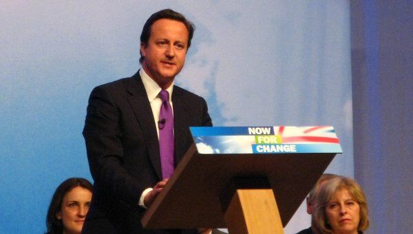 Лидер оппозиционной Консервативной партии Дэвид Кэмерон выступает на партийной конференции. Архив