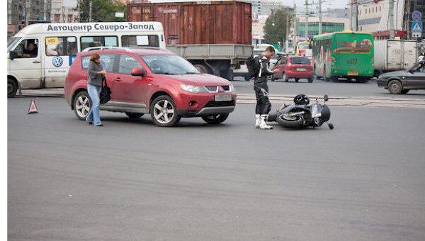 Мотоцикл и внедорожник столкнулись на перекрестке в Петербурге