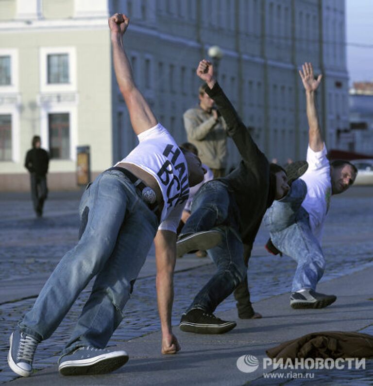 Флешмоб Йога-деревья состоялся на Дворцовой площади Санкт-Петербурга