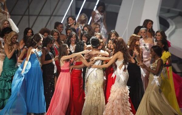 Участницы конкурса Мисс Вселенная 2011 поздравляют победительницу Лейлу Лопес