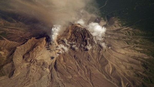 Вулкан Шивелуч выбрасывает столб пепла высотой до 10 км