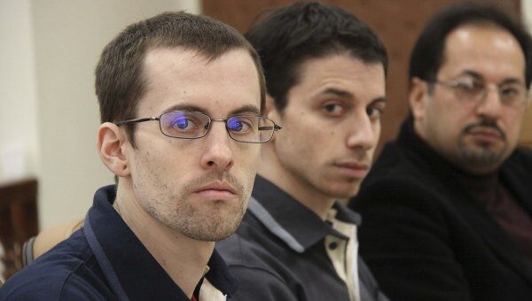Граждане США Шейн Бауэр (слева) и Джошуа Фэттэл (в центре) на заседании суда в Тегеране 6 февраля 2011 г