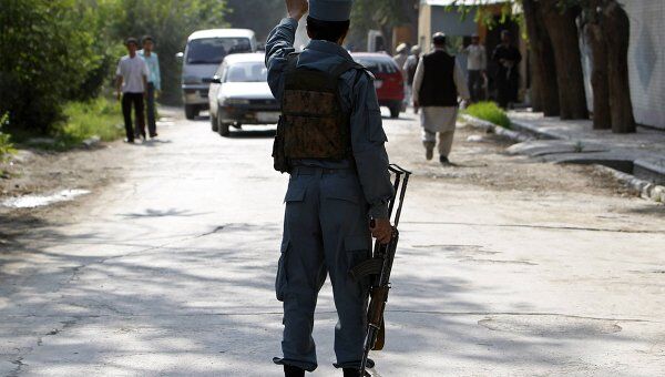 Сотрудник полиции Афганистана рядом с местом взрыва у посольства США в Кабуле