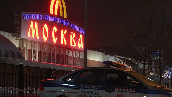 На месте нападения на инкассаторов у торгово-ярмарочного комплекса Москва на юго-востоке Москвы. Архив